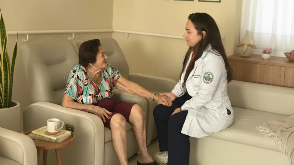 Dra. Vanessa conversando com uma paciente