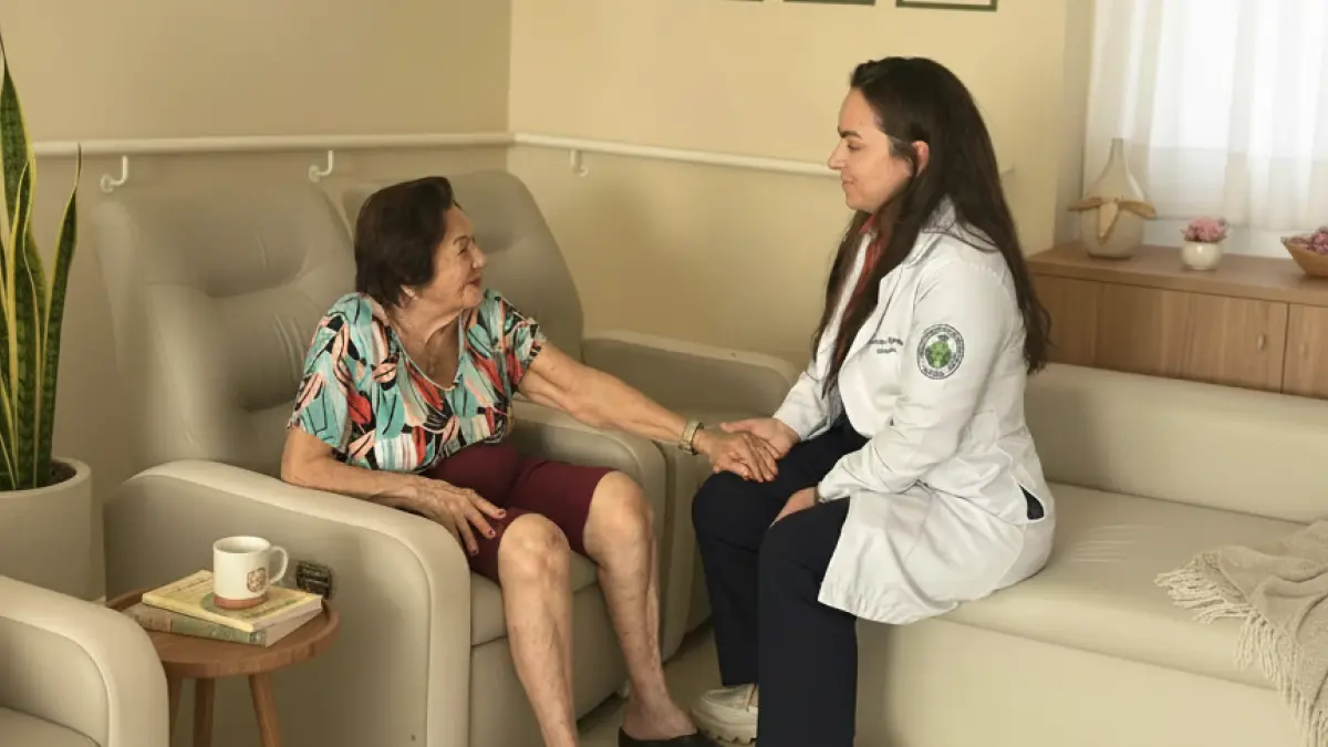 Dra. Vanessa conversando com uma paciente